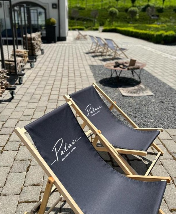 černé reklamní lehátko s logem