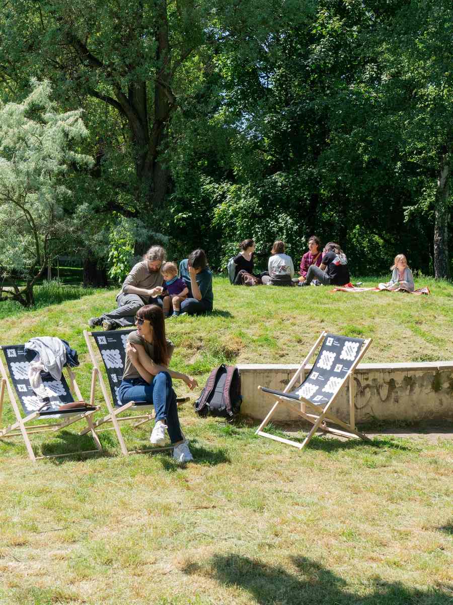 Dřevěná lehátka s logem firmy